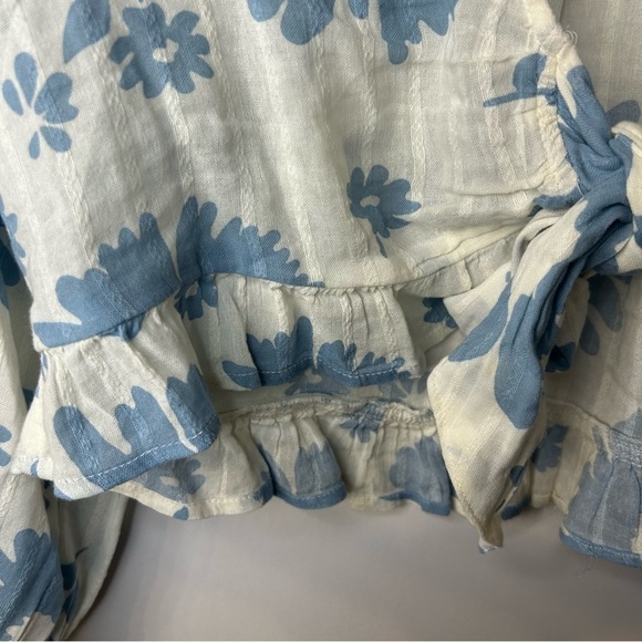 American Eagle Blue and White Floral V Neck Tie Front Crop Top, Size Small - Picture 10 of 11